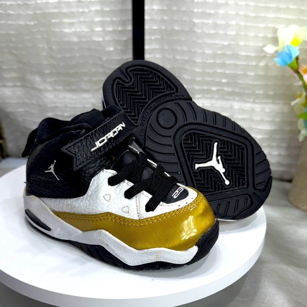 (N1) Air Jordan B'Loyal
White/Black/Gold CU4924 100 Toddler Size 5C Sneakers